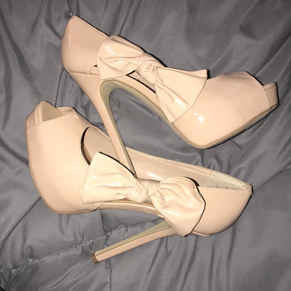Adorable cream colored steve madden heels